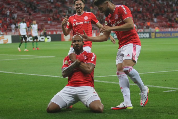 Internacional vence América-MG e continua na briga pelo G6