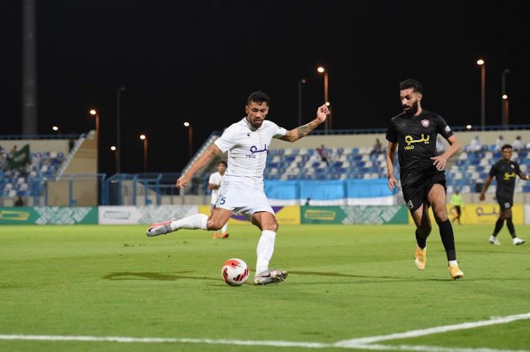 Maicon Douglas avalia sua primeira experiência fora do país e comemora melhora do Al Akhdoud na divisão saudita