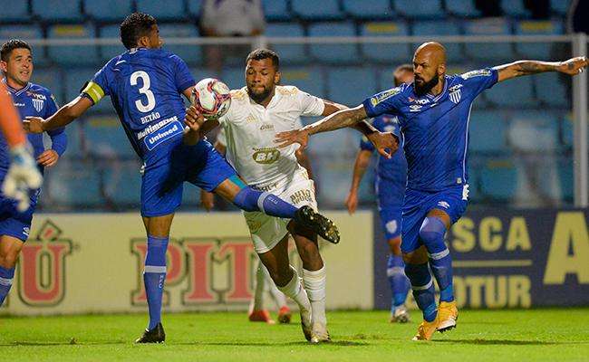 Gledson brilha e Avaí vence Cruzeiro na Ressacada