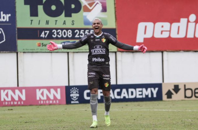 Com dois de Edu, Brusque bate Guarani e respira na Série B