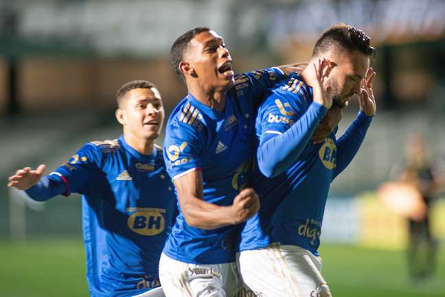 Cruzeiro se impõe diante do líder Coritiba, vence e sonha com acesso