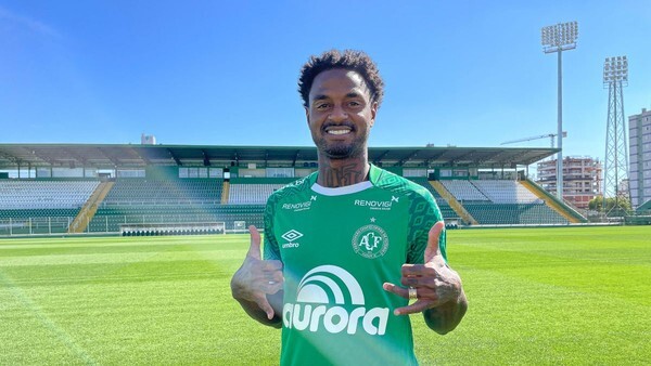 Renê Júnior comemora estreia com a camisa da Chapecoense