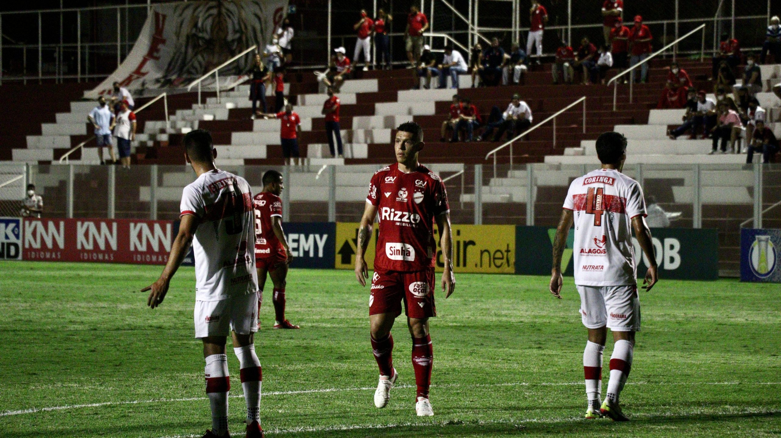 Em jogo disputado, Vila Nova empata em casa com CRB pela Série B