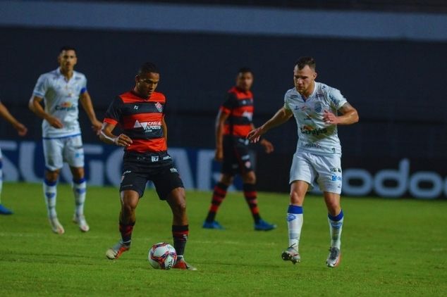 CSA bate Vitória e cola no G4 da Série B