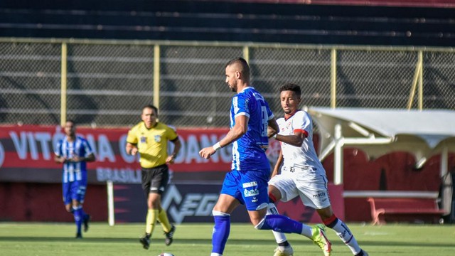 Com um a menos, CSA vence Vitória fora de casa