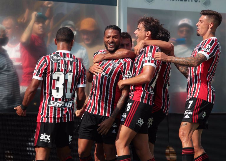 São Paulo vence o Água Santa com bicicleta de Calleri