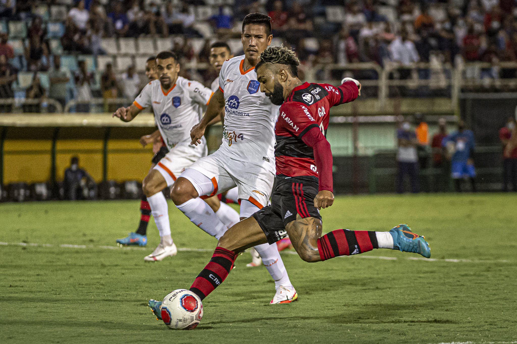 Gabigol marca e Flamengo derrota o Audax Rio