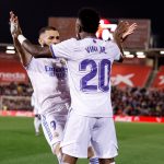 Vinícius Jr e Benzema comemoram gol do Real Madrid na vitória sobre o Mallorca