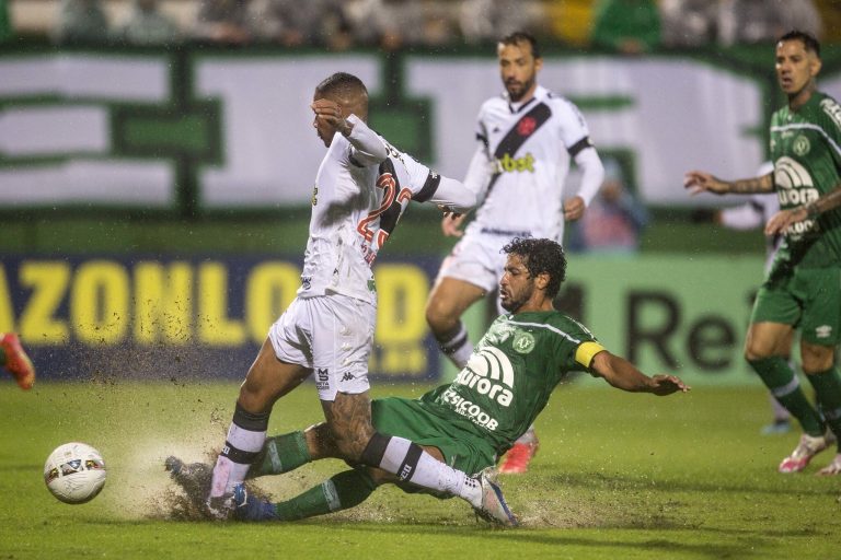 Com temporal e queda de luz, Chapecoense e Vasco empatam sem gols