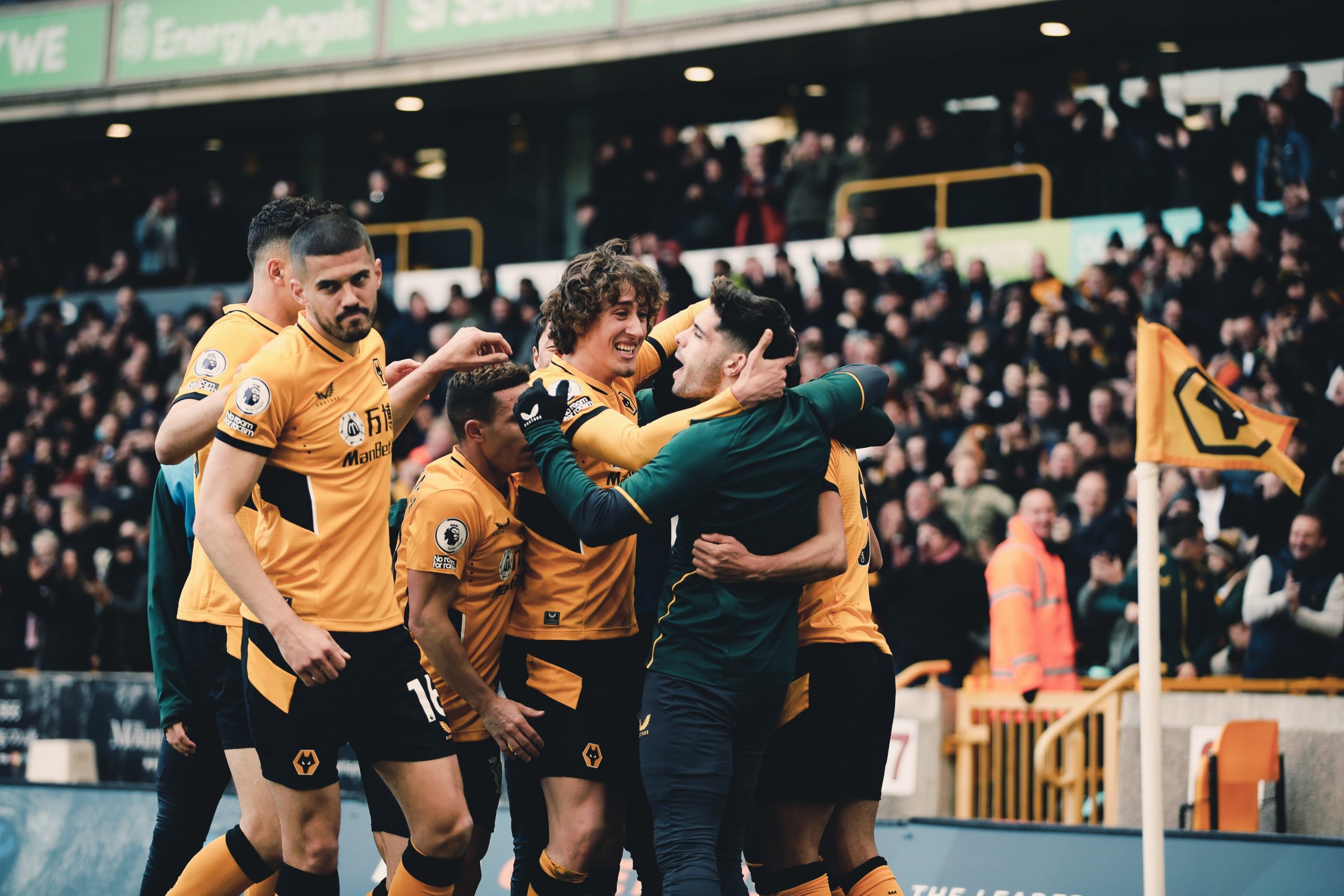Wolverhampton controla jogo em casa e vence na Premier League