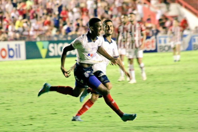 Bahia derrota o Náutico em Recife, com expulsão do autor do gol