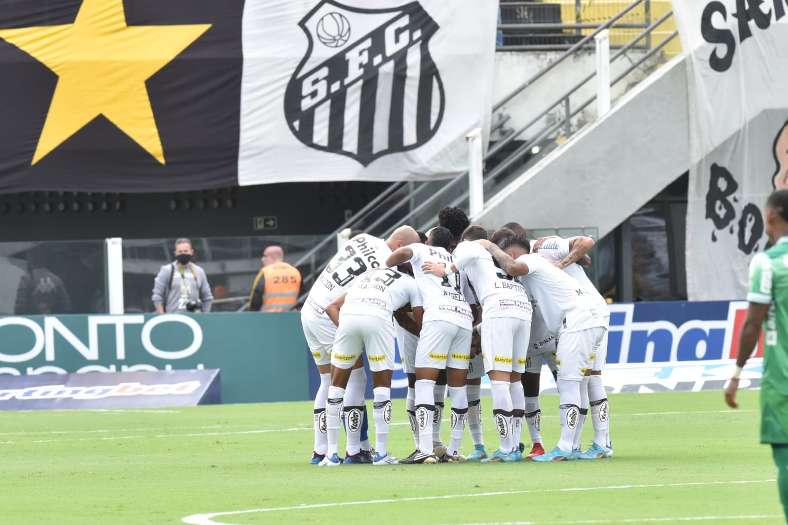 Santos sai na frente, cede empate, mas garante virada diante do Coritiba, pelo Brasileirão