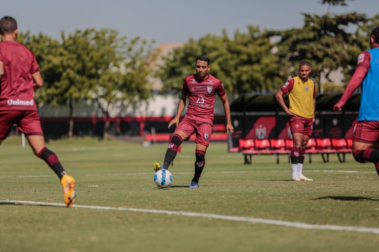 Airton comemora primeiro gol pelo Atlético-GO no Brasileirão