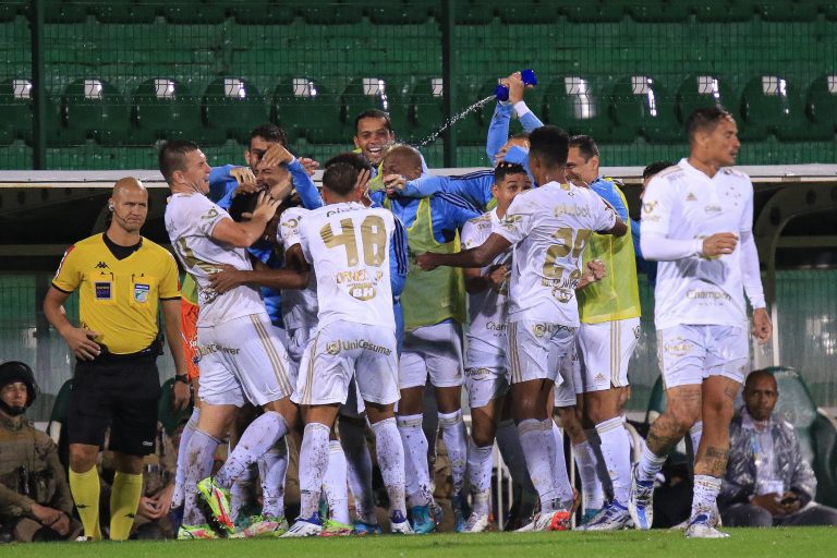 Debaixo de chuva, Cruzeiro vence a Chape na Arena Condá
