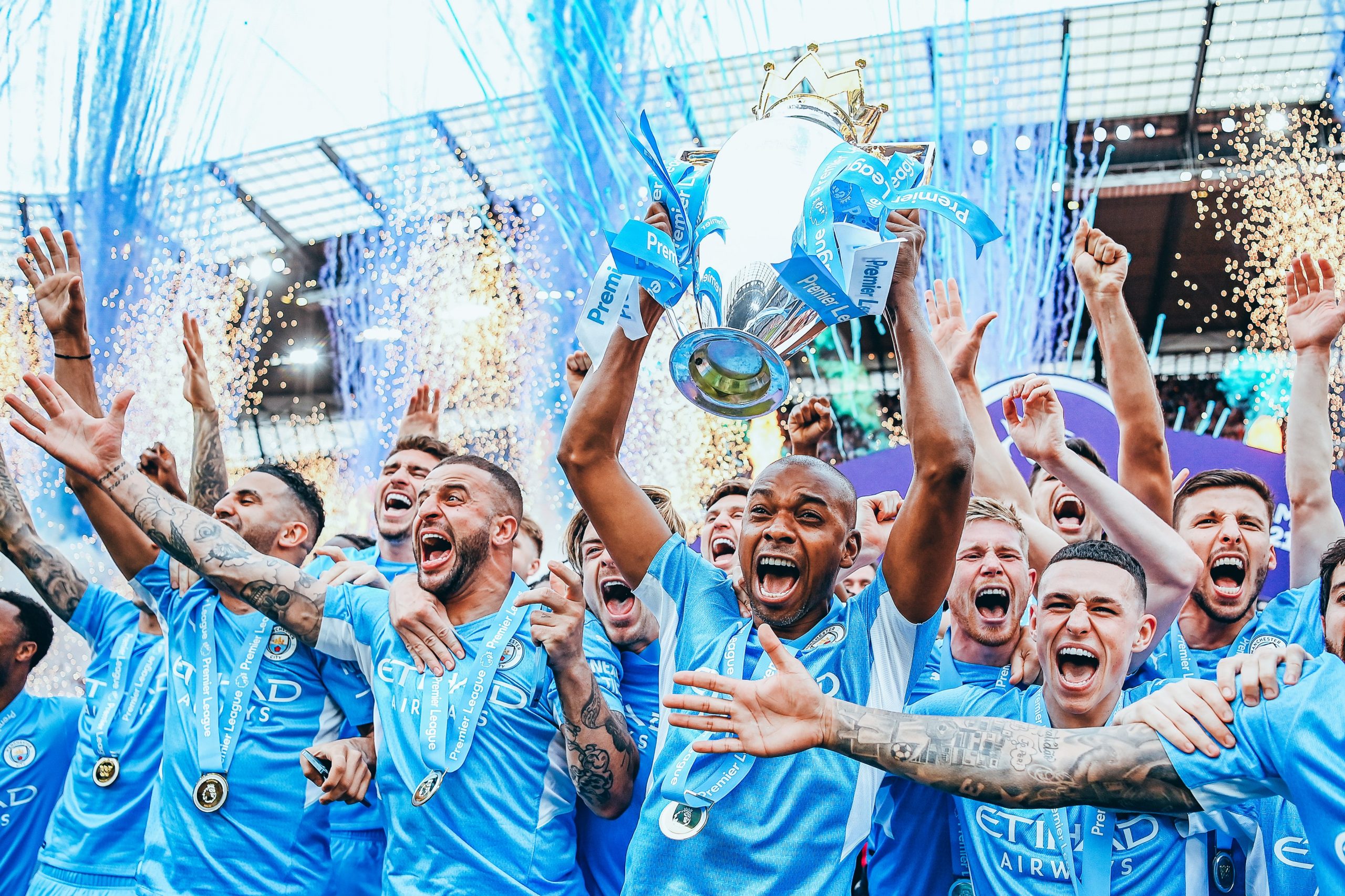 Em cinco minutos Manchester City vira para cima do Aston Villa e