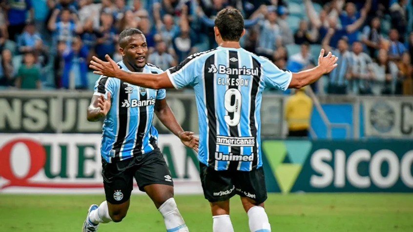 Na Arena, Grêmio bate CRB e vira líder na Série B