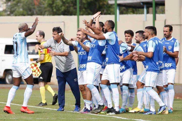 Londrina faz o dever de casa, vence Brusque e sai do Z4