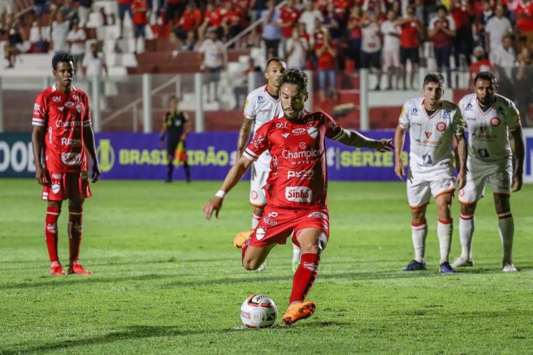 Com dez, Londrina busca empate no fim contra o Vila