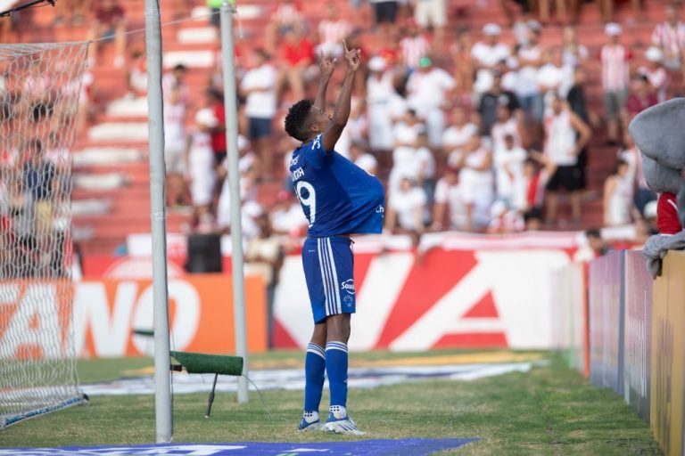 Cruzeiro vence Náutico nos Aflitos e assume a liderança