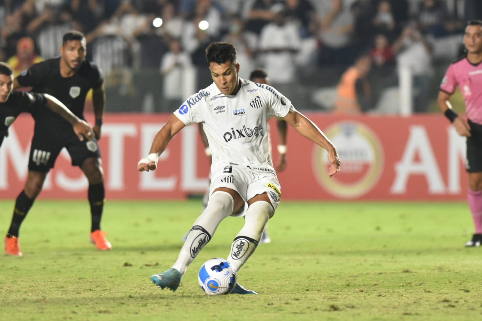 Santos empata com Banfield e passa de fase na Sul-Americana