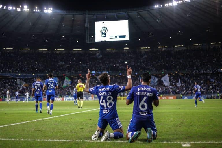 De virada, Cruzeiro vence Sport e se mantém na liderança