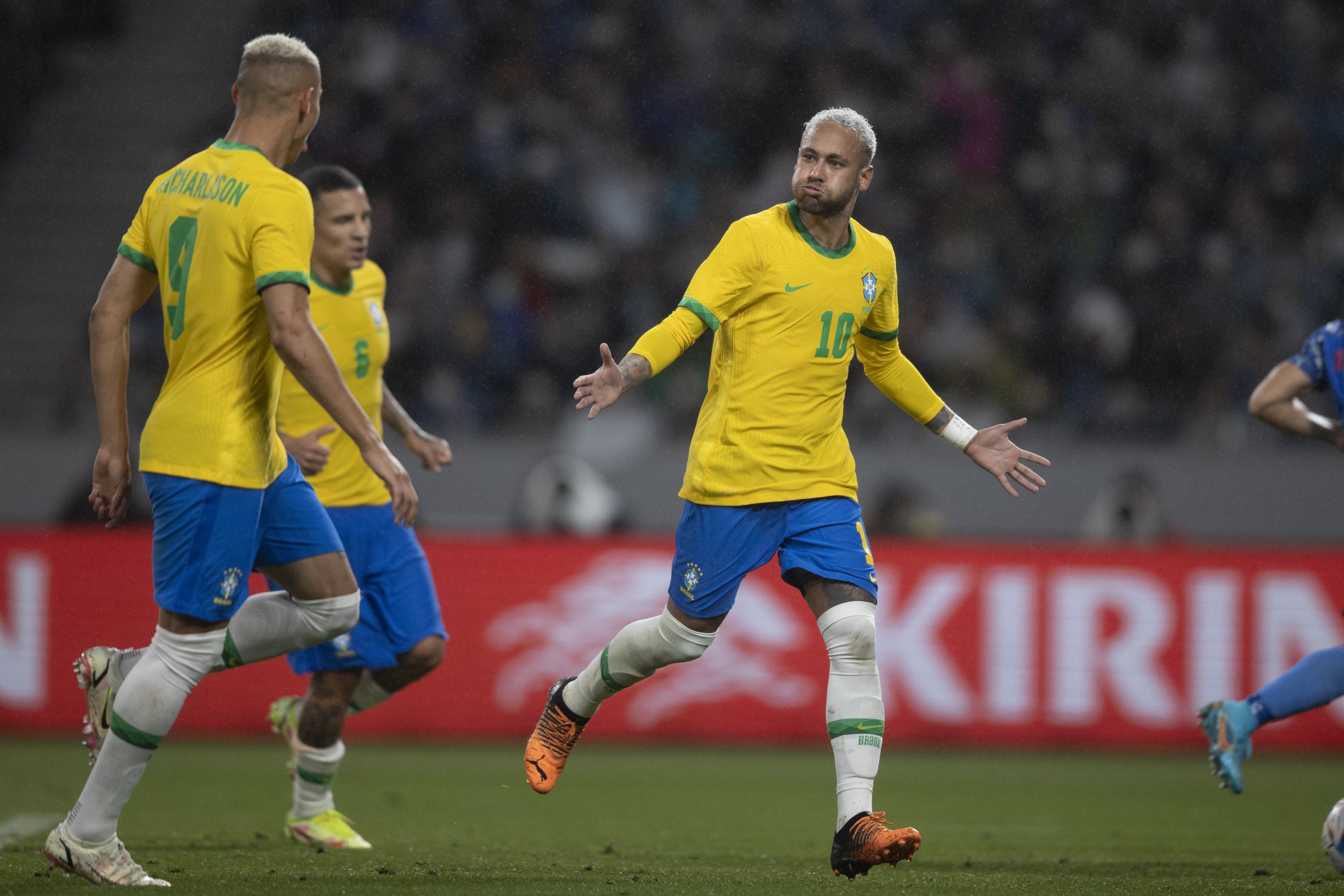 Neymar comemora seu gol na vitória da Seleção Brasileira contra o Japão.