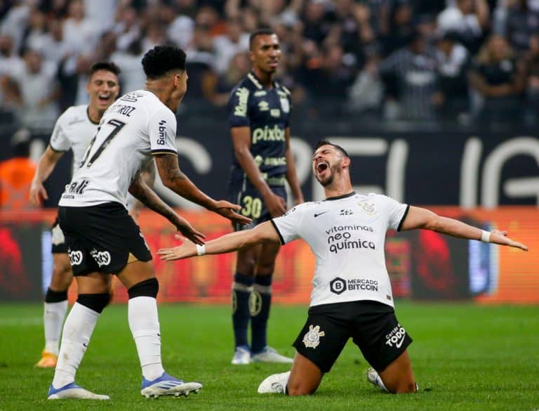 Corinthians atropela Santos e fica perto da vaga para as quartas de final da Copa do Brasil