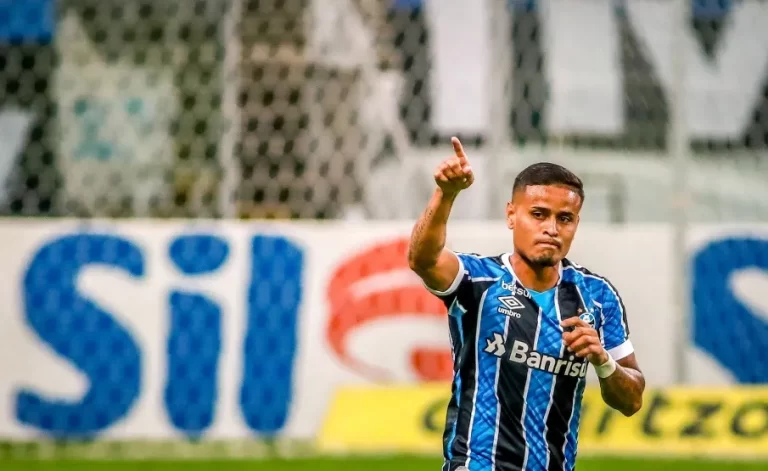 Ponte Preta negocia com meia do Grêmio