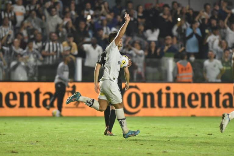 Santos vence Corinthians e Cássio é agredido no fim do jogo