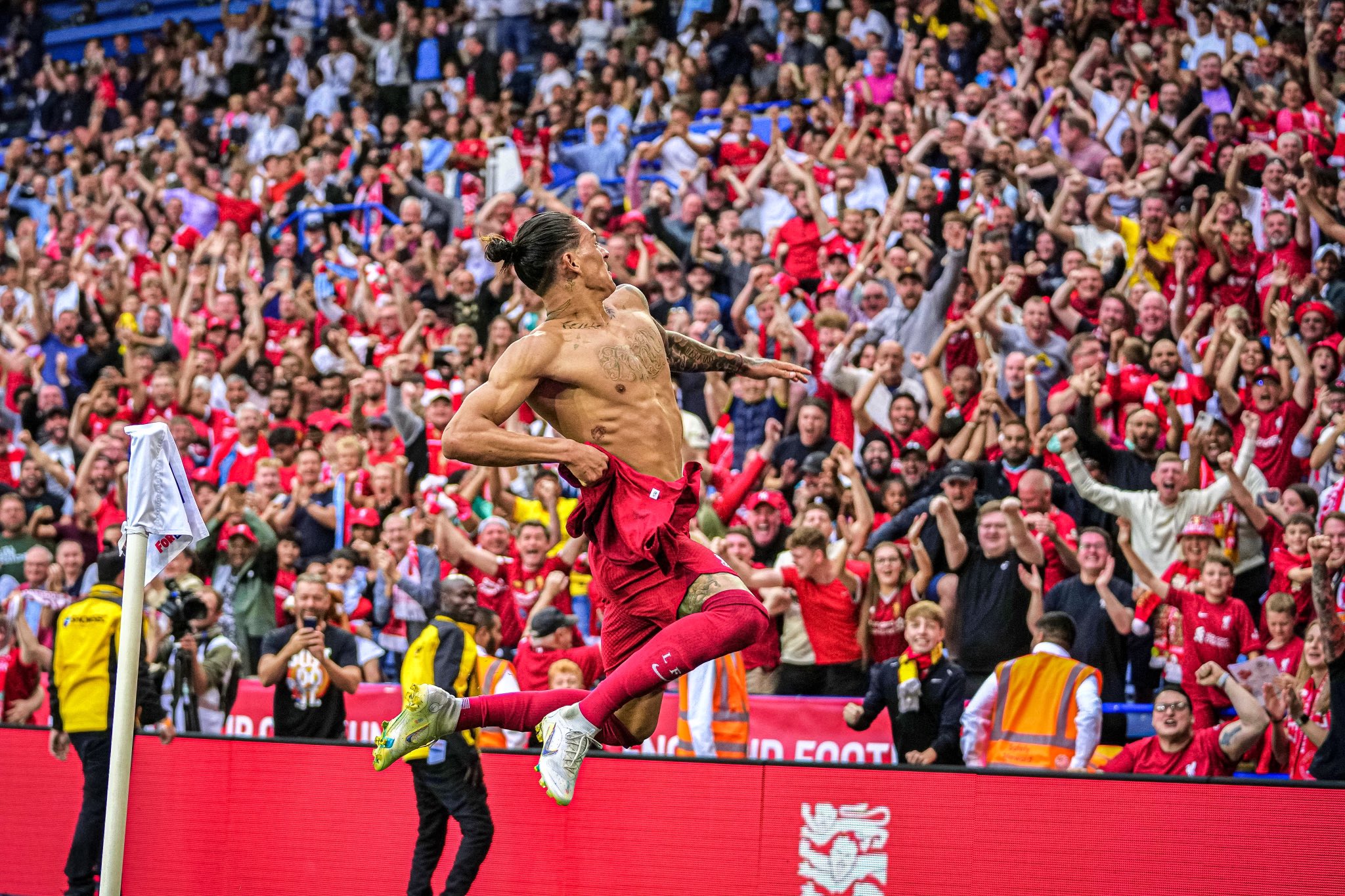 Darwin Núñez comemora o gol do título da Supercopa da Inglaterra contra o Manchester City