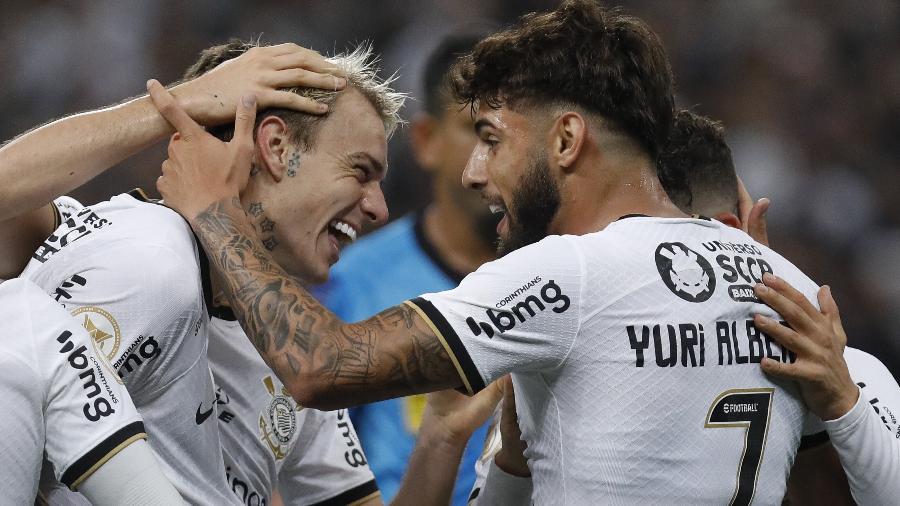 Corinthians bate o Coritiba e vira vice-líder do Brasileiro