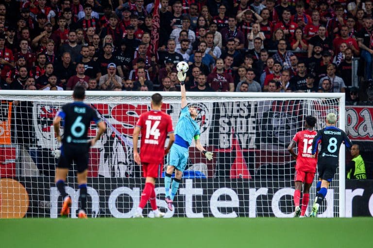 Com dois gols em três minutos Leverkusen vence e embola grupo