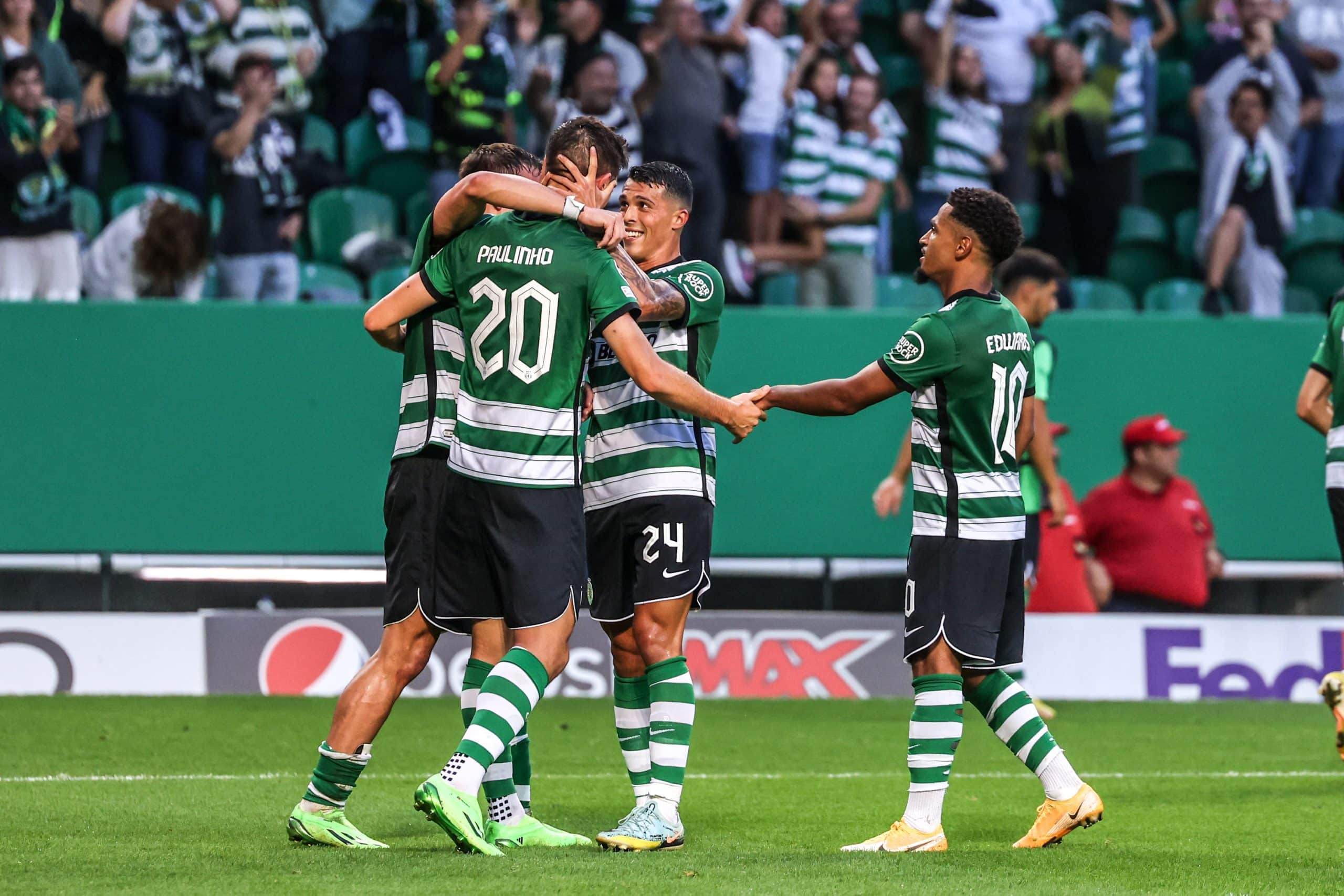 Com gols nos acréscimos Sporting bate Tottenham e se torna líder do