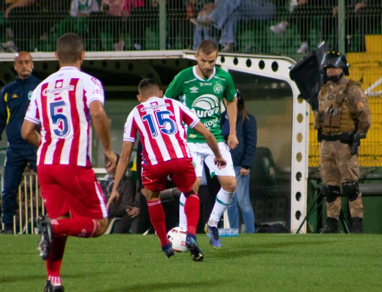 Chapecoense vence o Náutico e fica na Série B