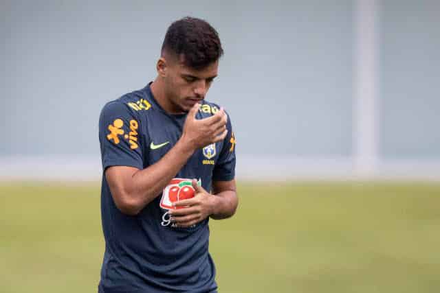 Gabriel Menino, do Palmeiras, participa de coro xingando Tite