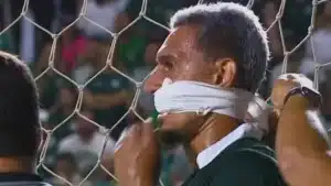 Múmia em campo? Jogador do Goiás chama a atenção em vitória na Serrinha