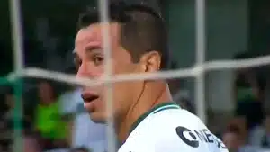 Inacreditável! Leandro Damião perde gol incrível e torcedores do Coritiba comentam