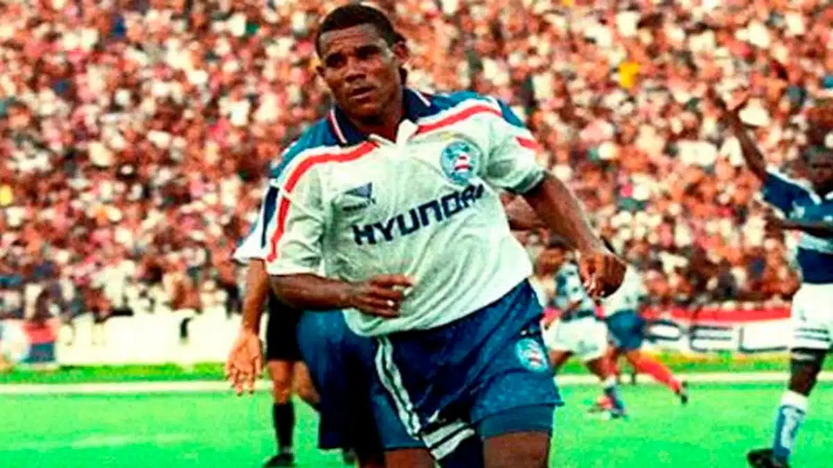 Lembrado por muitos torcedores do Bahia até os dias de hoje, Uéslei foi o artilheiro da Série B na edição de 1999 com o Esquadrão. Foto: Divulgação